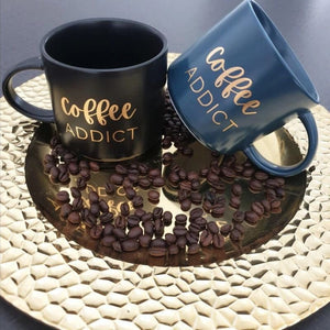 Coffee Addict Kerámia Bögre – 410 ml, Kék Arany Felirattal - BShopy