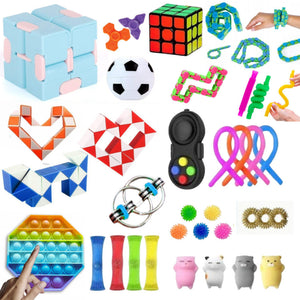 Hračky z překvapivého fidget balíčku – pop it, nekonečná kostka, flippy řetěz, trubičky s kuličkou